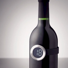 Termómetro digital que permite conocer la temperatura del vino sin necesidad de abrir la botella, tan sólo ajustando la argolla al contorno de la botella.  Material: Acero inoxidable y plástico